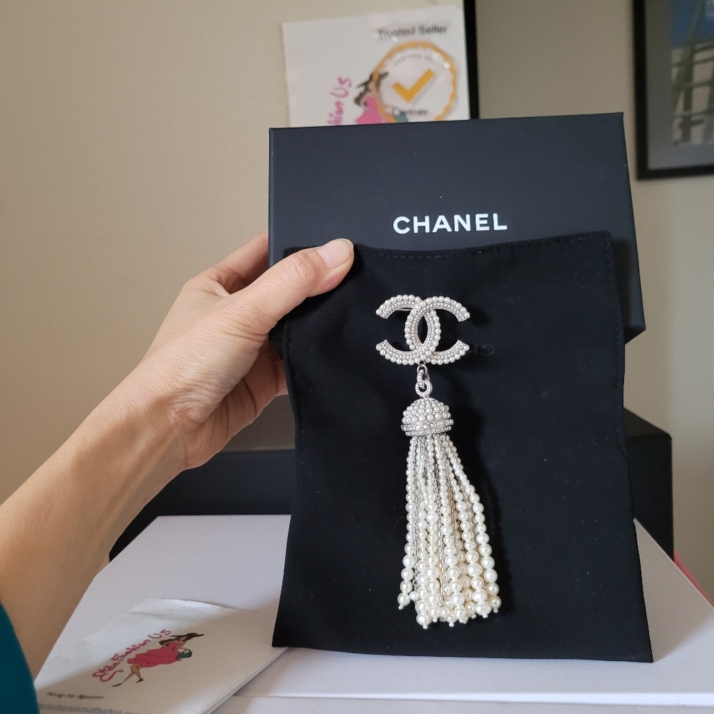 Chanel pearl statement  brooch - Picture 9 of 12